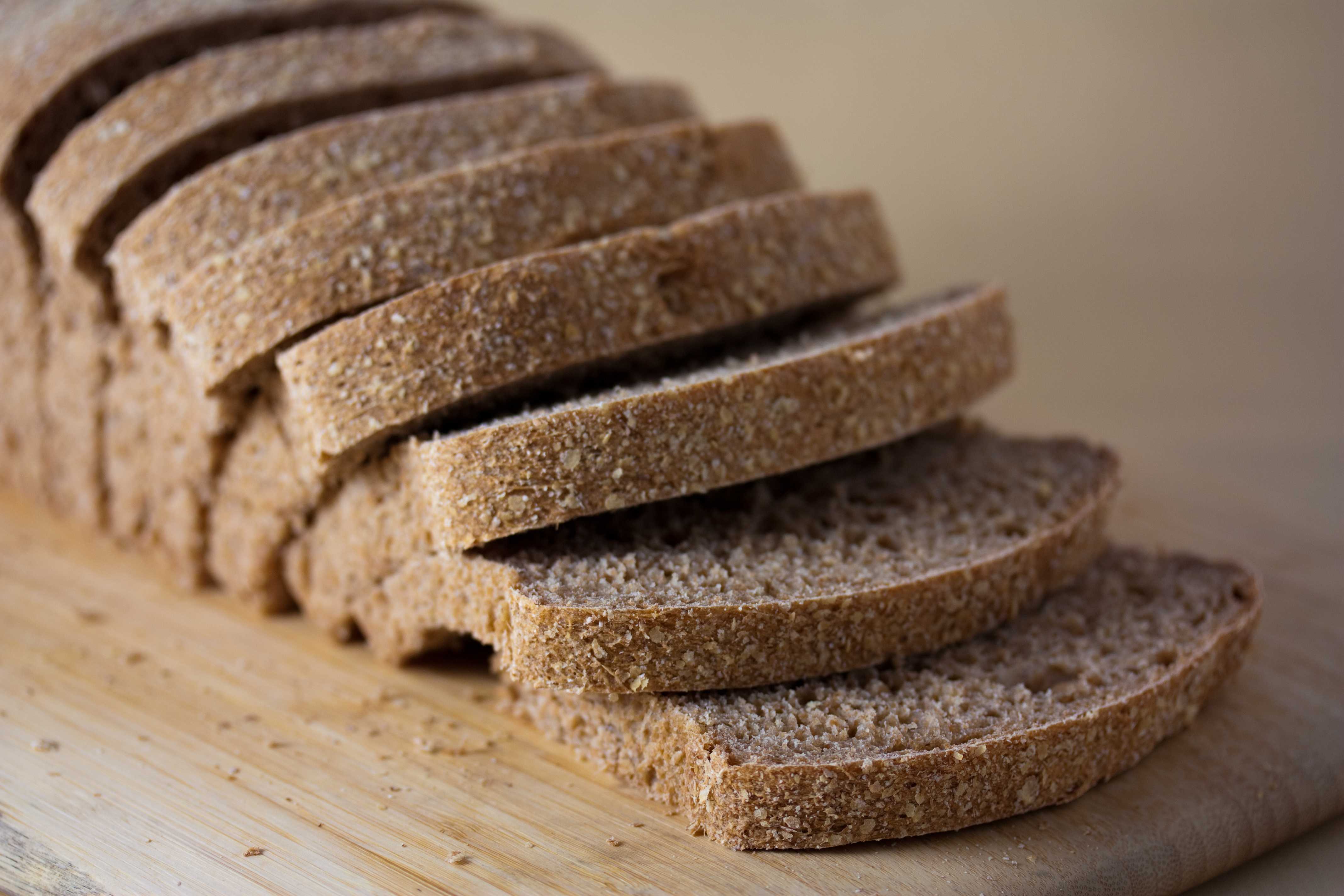 Vegan_no-knead_whole_wheat_bread_loaf,_sliced,_September_2010