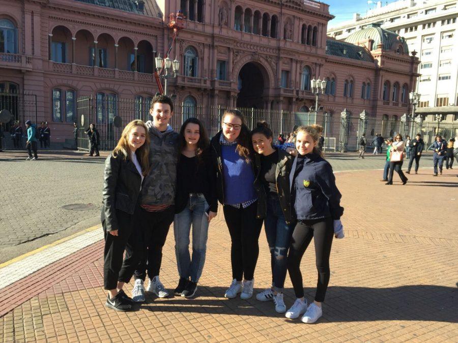(L-R) Brimmer students Emma Hastings 19, Jack Donnelly 18, Abigail Mynahan 19, Chloe Cochener 19, Hannah Ahearn 20, and Sarah Dean 20 in front of the Casa Rosada. Photo courtesy of  Abigail Mynahan 19.