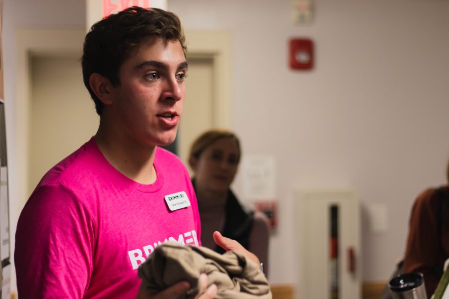 Olivier Khorisani ’20 describes the arts electives to visitors.