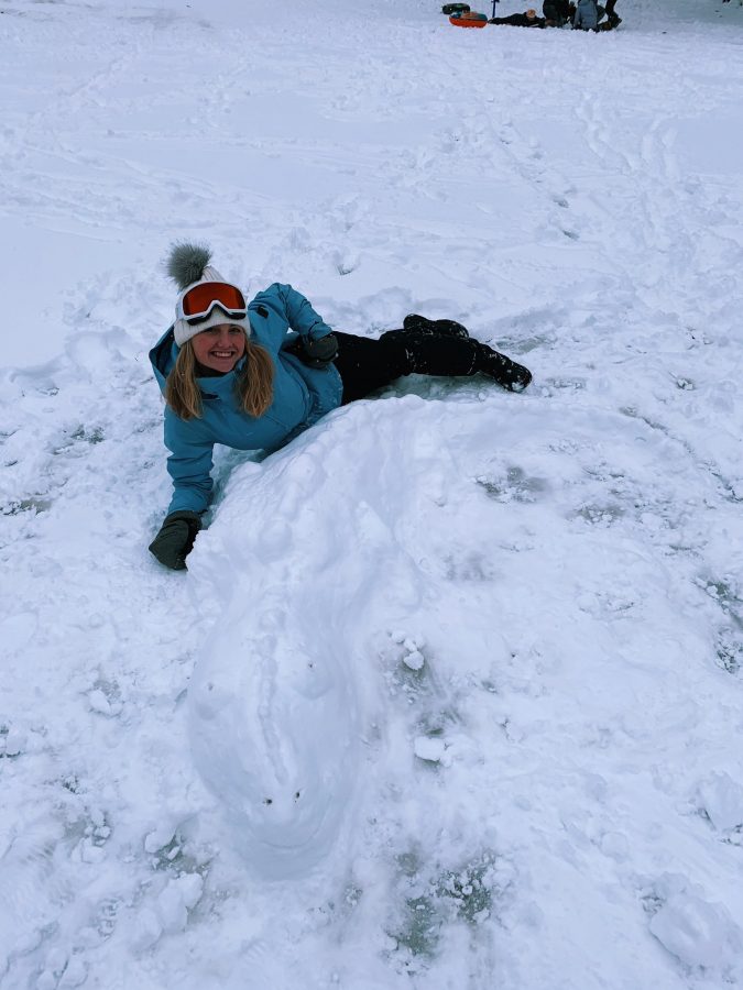 The contest’s winner, Eleanor Reyelt ‘23, posed in the snow with her handmade gator snow sculpture.