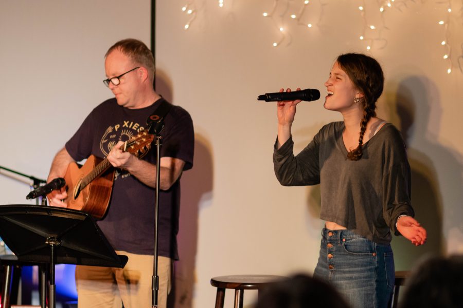 Anja+Westhues+20+sings+at+Coffee+House+2019+with+her+father%2C+Jukka+Westhues.