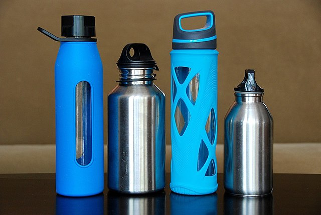 Using+reusable+water+bottles+can+help+reduce+your+plastic+waste.+Photo+courtesy+of+Wikimedia+Commons.