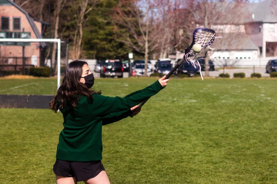 Rachel Sobel 23 catches a lacrosse ball.