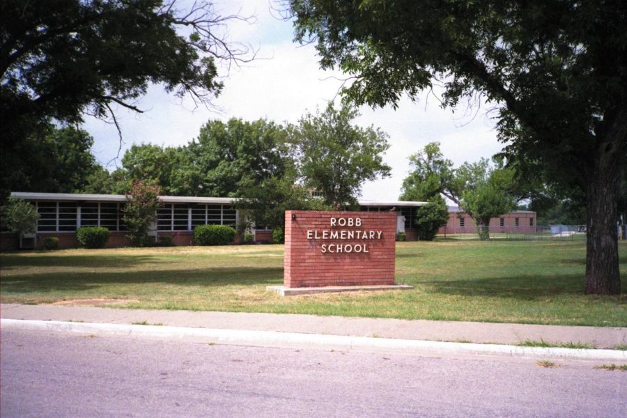 Robb Elementary School in Uvalde Texas, 2015. Photo courtesy of Wikimedia Commons.