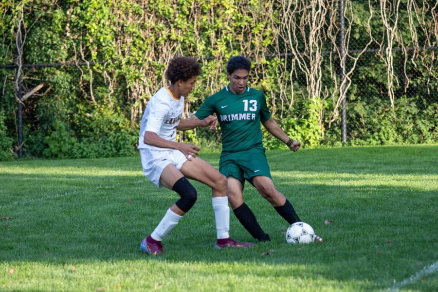 Xavier Claiborne '24 dribbles past a Landmark defender. 