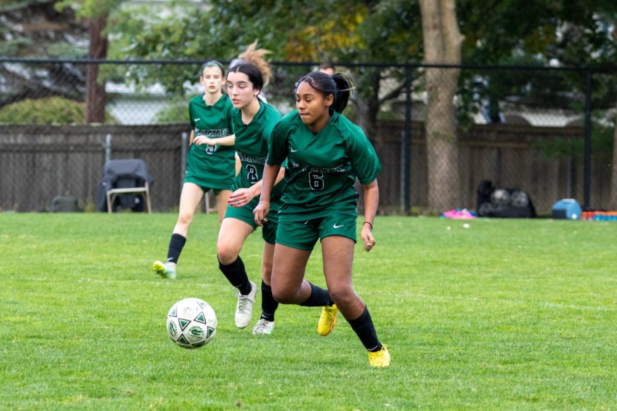 Shyla Fernandes '25 races for the ball.