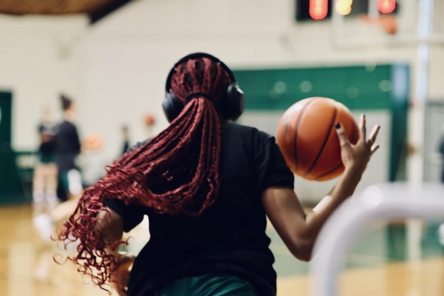 Toni Golston '23 warms up.